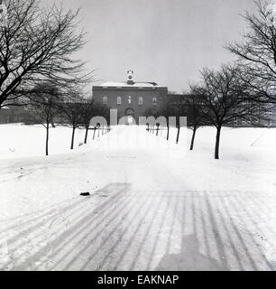 Années 1950, photo historique, hiver et vue sur l'extérieur du domaine de Lyme House, Disley, Cheshire, Angleterre, Royaume-Uni. Situé en bordure du Peak District et de la résidence de la famille Legh datant de 1388, avec un manoir, des jardins et un parc à cerfs, il était autrefois un grand domaine sportif. Il a été cédé au National Trust en 1946. Banque D'Images