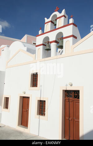 Clocher d'une église traditionnel blanchi à la chaux, Oia, Santorin, Cyclades, en Grèce. Banque D'Images