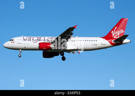Airbus A320 de Virgin Atlantic la piste 27L à l'approche de l'aéroport Heathrow de Londres. Banque D'Images
