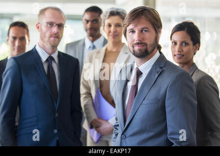 Portrait de groupe de l'équipe de succès de bureau Banque D'Images