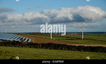 Truro UK, 24/10/2014 : Eco Friendly Power dans les collines près de Truro. Éoliennes et des panneaux solaires. Photo par Julie Edwards Banque D'Images