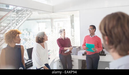 Les personnes ayant meeting in office Banque D'Images