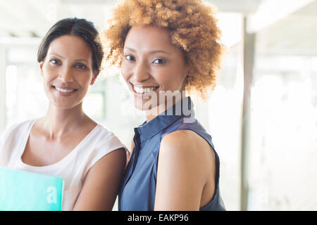 Portrait of two smiling women in office Banque D'Images