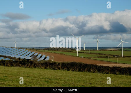 Truro UK, 24/10/2014 : Eco Friendly Power dans les collines près de Truro. Éoliennes et des panneaux solaires. Photo par Julie Edwards Banque D'Images