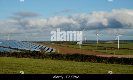 Truro UK, 24/10/2014 : Eco Friendly Power dans les collines près de Truro. Éoliennes et des panneaux solaires. Photo par Julie Edwards Banque D'Images