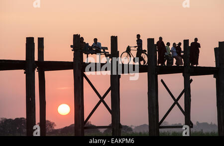 Le coucher du soleil. Traverser le pont en teck U Bein sur le lac Taungthaman, près de Mandalay, Myanmar, Birmanie, Myanmar Banque D'Images