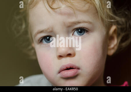 Une grave-à la blonde et blue-eyed baby boy (ca. 20 mois). Banque D'Images