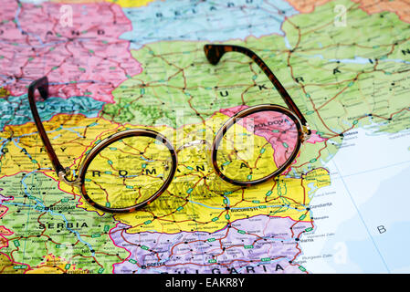 Verres sur une carte d'europe - Roumanie Banque D'Images