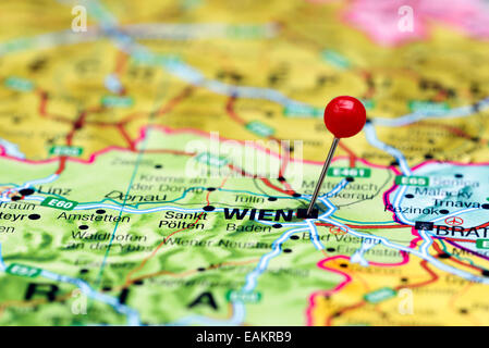 Vienne épinglée sur une carte de l'Europe Banque D'Images