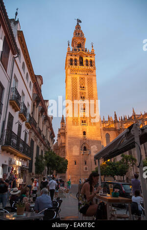 La tour Giralda de la cathédrale construite à l'origine comme un minaret maure dans le douzième siècle, Séville, Espagne Banque D'Images