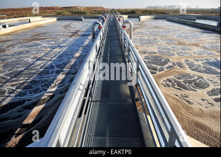 Scène industrielle avec une usine de traitement de l'eau moderne des déchets Banque D'Images