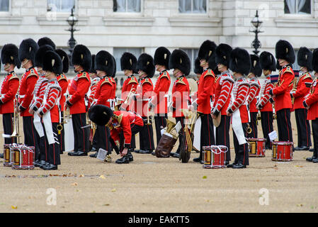 21/10/2014 à Horse Guards Parade, Londres : un garde du Grenadier Guards étroits ses lacets Banque D'Images