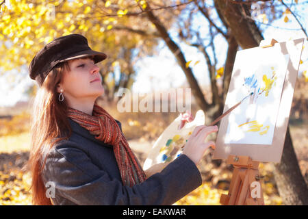 La jeune fille s'appuie sur la nature paysage d'automne Banque D'Images