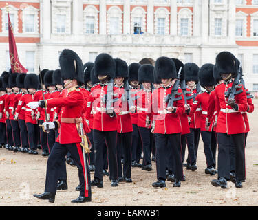 21/10/2014 à Horse Guards Parade, Londres : les Grenadier Guards quittent le show ground Banque D'Images