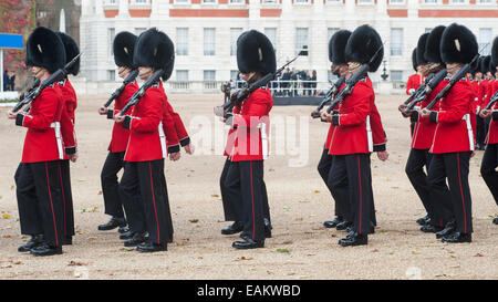 21/10/2014 à Horse Guards Parade, Londres : les Grenadier Guards quittent le show ground Banque D'Images