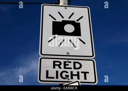 La lumière rouge de la caméra de circulation avertissement Saskatoon Saskatchewan Canada Banque D'Images