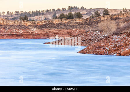 Lac gelé avec Red Cliffs - Horsetooth Reservoir près de Fort Collins, Colorado Banque D'Images
