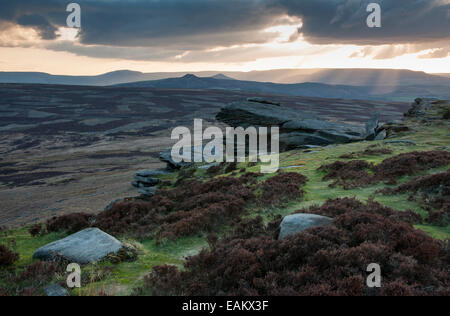 Rayons sur les collines près de Stanage Edge dans le Peak District, Derbyshire. Vue sur paysage de landes. Banque D'Images