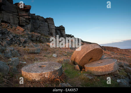 Meules rondes ci-dessous Stanage edge dans le Derbyshire. À la recherche au-delà d'un groupe de pierre pour le spectaculaire escarpement de pierre meulière. Banque D'Images