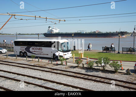 Motor coach aux côtés de la rivière Mississippi New Orleans USA Banque D'Images