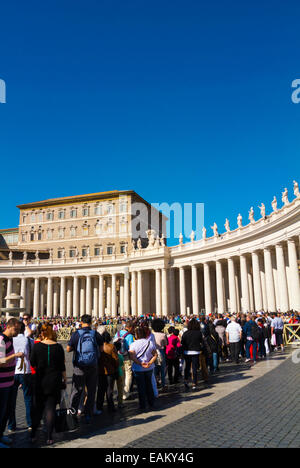 File d'attente à la basilique St Pierre, Piazza San Pietro, la place Saint Pierre, le Vatican, Rome, Italie Banque D'Images