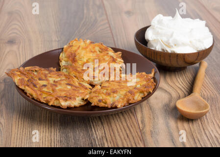 Les galettes de pommes de terre - draniki - avec de la crème - le plat national de la cuisine ukrainienne et biélorusse Banque D'Images