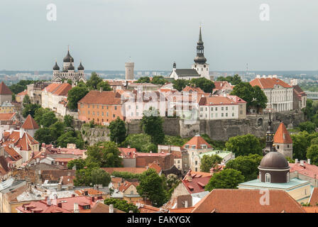 Une vue romantique sur la vieille ville supérieure de Tallinn, Estonie.Vue depuis une tour d'église.La vieille ville de Tallinn vue d'en haut. Banque D'Images