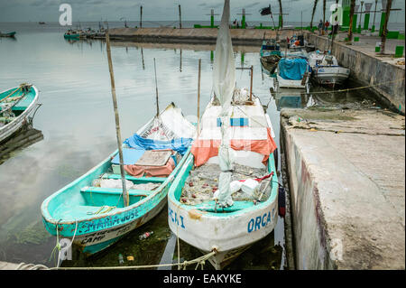 Panga mexicaines colorées de bateaux de pêche amarrés dans le port le long de la Melecon, Campeche, Mexique. Banque D'Images