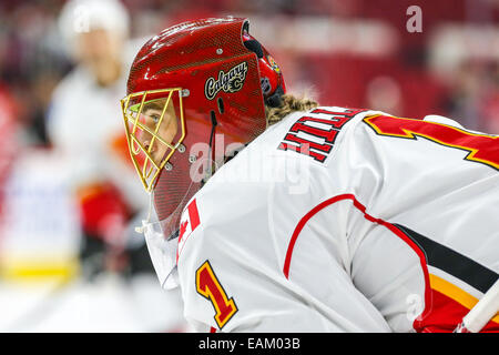 Raleigh, Caroline du Nord, USA. 10 Nov, 2014. Le gardien des Flames de Calgary Jonas Hiller (1) au cours de la partie de la LNH entre les Flames de Calgary et les Hurricanes de la Caroline au PNC Arena. Les Hurricanes de la Caroline a vaincu les Flames de Calgary 4-1. © Andy Martin Jr./ZUMA/Alamy Fil Live News Banque D'Images