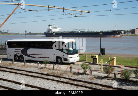 Motor coach aux côtés de la rivière Mississippi New Orleans USA Banque D'Images