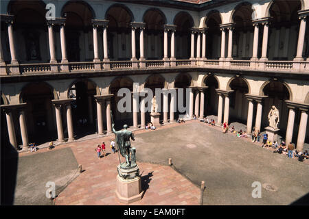 L'Italie, Lombardie, Milan, Académie d'Art Brera, Cour avec statue de Napoléon par Antonio Canova. Banque D'Images