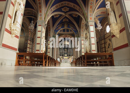 CORTONA, ITALIE - 18 septembre 2014 : église de Santa Margherita (13e siècle) vue de l'intérieur de la nef centrale Banque D'Images