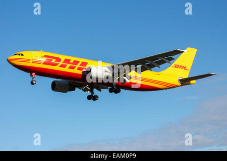 DHL Airbus A300 la piste 27L à l'approche de l'aéroport Heathrow de Londres. Banque D'Images