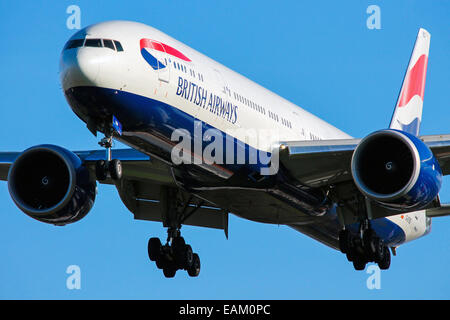 British Airways Boeing 777-300 de la piste 27L à l'approche de l'aéroport Heathrow de Londres. Banque D'Images