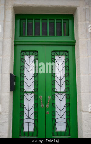 Une porte en bois vert d'un immeuble à Malte. Banque D'Images