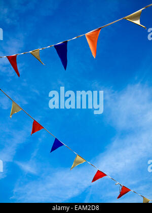 Détail de couleurs vives bunting flags contre un ciel bleu en été Banque D'Images