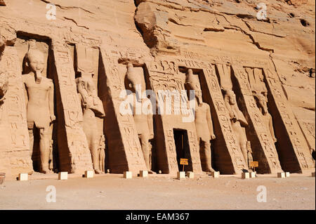 Temple de Néfertari (la femme de Ramsès II) à Abou Simbel, Haute Egypte Banque D'Images
