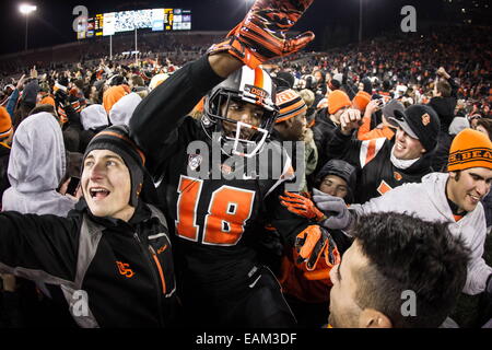 Corvallis, Oregon, USA. 16 Nov, 2014. Oregon State Beavers wide receiver Malik Gilmore (18) célèbre avec les fans après les castors bouleverser l'Arizona State Sun Devils 35-27 au stade Reser. © Mike Albright/ZUMA/ZUMAPRESS.com/Alamy fil Live News Banque D'Images