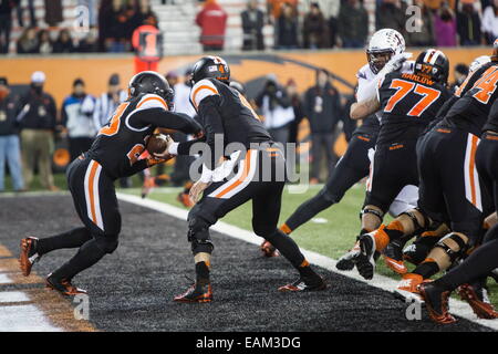 Corvallis, Oregon, USA. 15 Nov, 2014. Oregon State Beavers quarterback Sean Mannion (4) les mains hors de Oregon State Beavers Terron running back Ward (28) dans la zone des buts que les castors avaient ASU sauvegardées en fin de 4e quart seulement de voir les castors bouleverser l'Arizona State Sun Devils 35-27 au stade Reser. © Mike Albright/ZUMA/ZUMAPRESS.com/Alamy fil Live News Banque D'Images