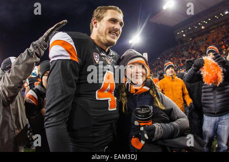 Corvallis, Oregon, USA. 16 Nov, 2014. Oregon State Beavers quarterback Sean Mannion (4) célèbre avec les fans après les castors sauvegardées en fin de 4e quart seulement de voir les castors bouleverser l'Arizona State Sun Devils 35-27 au stade Reser. © Mike Albright/ZUMA/ZUMAPRESS.com/Alamy fil Live News Banque D'Images