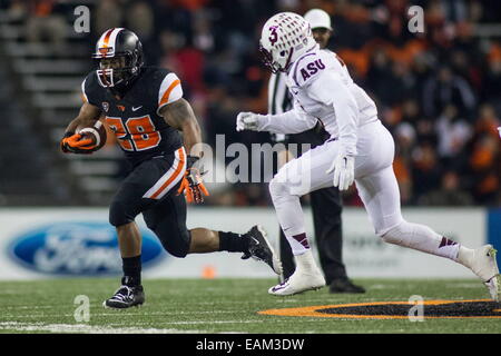 Corvallis, Oregon, USA. 16 Nov, 2014. Oregon State Beavers Terron running back Ward (28) tente de passer au-delà de Arizona State Sun Devils arrière défensif Damarious Randall (3) . Les Castors bouleverser l'Arizona State Sun Devils 35-27 au stade Reser. © Mike Albright/ZUMA/ZUMAPRESS.com/Alamy fil Live News Banque D'Images