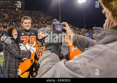 Corvallis, Oregon, USA. 16 Nov, 2014. Il y a eu la célébration avec la famille et les fans après les castors bouleverser l'Arizona State Sun Devils 35-27 au stade Reser. © Mike Albright/ZUMA/ZUMAPRESS.com/Alamy fil Live News Banque D'Images