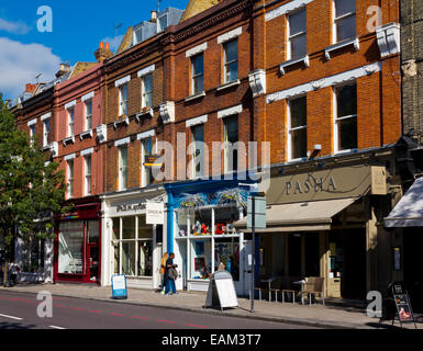 Boutiques avec appartements ci-dessus sur Upper Street dans Islington Londres N1 UK qui court entre Islington Green et coin Highbury Banque D'Images
