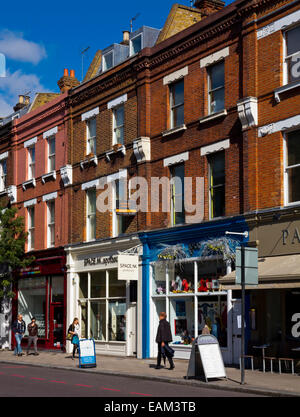 Boutiques avec appartements ci-dessus sur Upper Street dans Islington Londres N1 UK qui court entre Islington Green et coin Highbury Banque D'Images