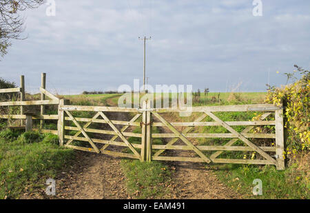 Porte en bois à double voie à la ferme Oxfordshire UK Banque D'Images