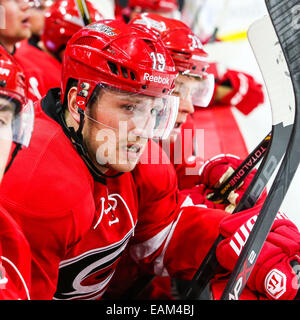 Raleigh, Caroline du Nord, USA. 10 Nov, 2014. Les Hurricanes de la Caroline de l'aile gauche Jiri Tlusty (19) au cours de la partie de la LNH entre les Flames de Calgary et les Hurricanes de la Caroline au PNC Arena. Les Hurricanes de la Caroline a vaincu les Flames de Calgary 4-1. © Andy Martin Jr./ZUMA/Alamy Fil Live News Banque D'Images