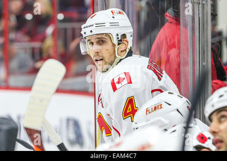 Raleigh, Caroline du Nord, USA. 10 Nov, 2014. Le défenseur des Flames de Calgary Kris Russell (4) au cours de la partie de la LNH entre les Flames de Calgary et les Hurricanes de la Caroline au PNC Arena. Les Hurricanes de la Caroline a vaincu les Flames de Calgary 4-1. © Andy Martin Jr./ZUMA/Alamy Fil Live News Banque D'Images