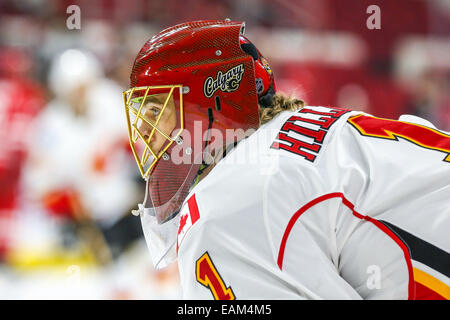 Raleigh, Caroline du Nord, USA. 10 Nov, 2014. Le gardien des Flames de Calgary Jonas Hiller (1) au cours de la partie de la LNH entre les Flames de Calgary et les Hurricanes de la Caroline au PNC Arena. Les Hurricanes de la Caroline a vaincu les Flames de Calgary 4-1. © Andy Martin Jr./ZUMA/Alamy Fil Live News Banque D'Images