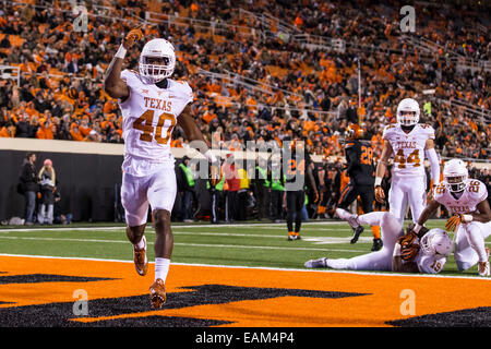 15 novembre 2104 : Texas longhorns linebacker Naashon Hughes (40) célèbre comme Texas longhorns linebacker Peter Jinkens (19) downs le punt au cour d'une ligne lors de la NCAA football le jeu entre l'Oklahoma State Cowboys et le Texas longhorns à Boone Pickens Stadium à Stillwater, OK. Les Longhorns défait les cowboys 28-7. Banque D'Images