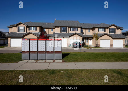 Rangée de boîtes aux lettres de Postes Canada sur le trottoir en banlieue Saskatoon Saskatchewan Canada Banque D'Images